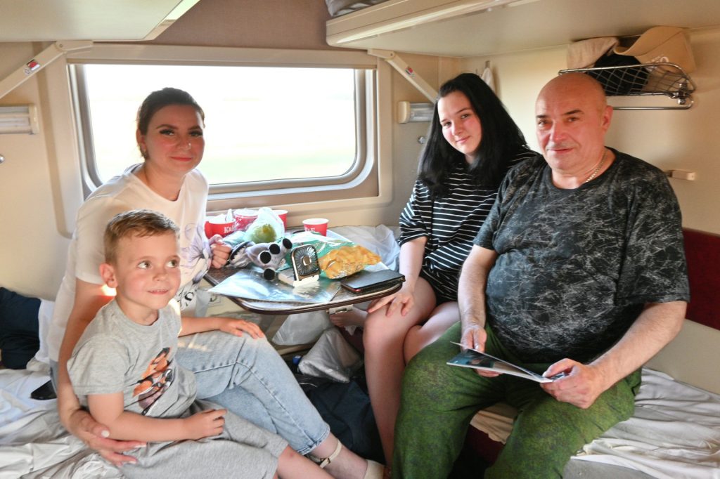 15-миллионный пассажир поездов «Таврия» Владимир Иванович с дочерьми и внуком